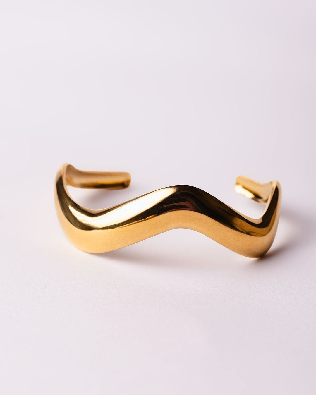 Dettaglio del Bracciale dorato Medema in acciaio placcato oro 18K, superficie bombata effetto specchio