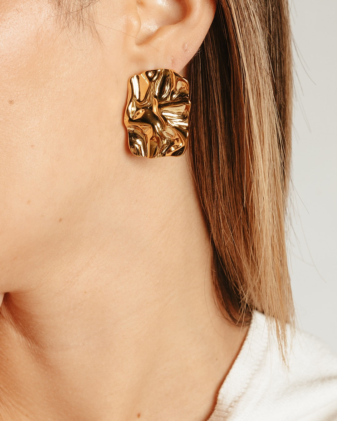 Orecchini Firenze Forma Scultorea Medema indossati, luce e movimento in un design scultoreo raffinato
