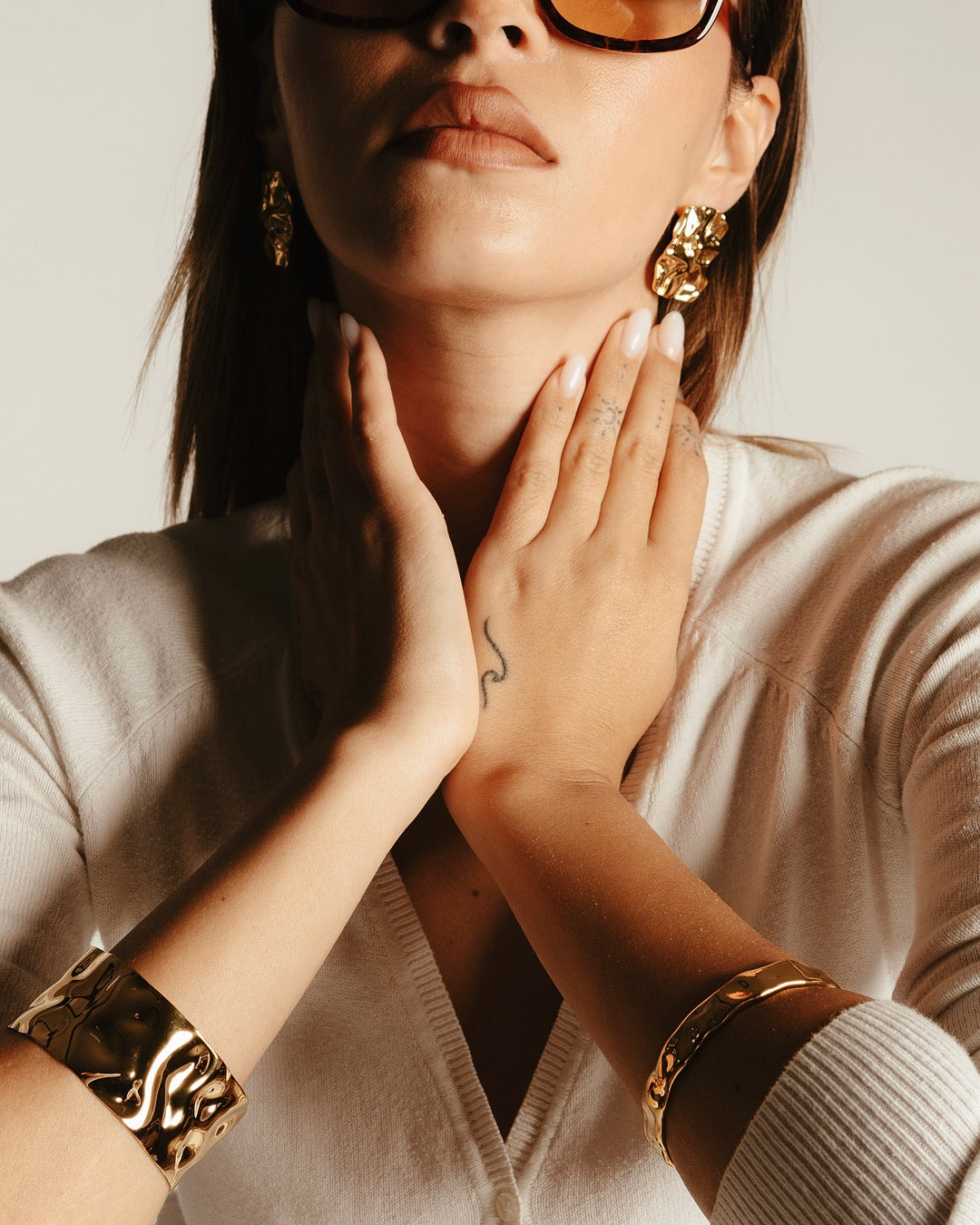 Modella indossa gli Orecchini Firenze Forma Scultorea Medema, eleganza contemporanea e carattere deciso