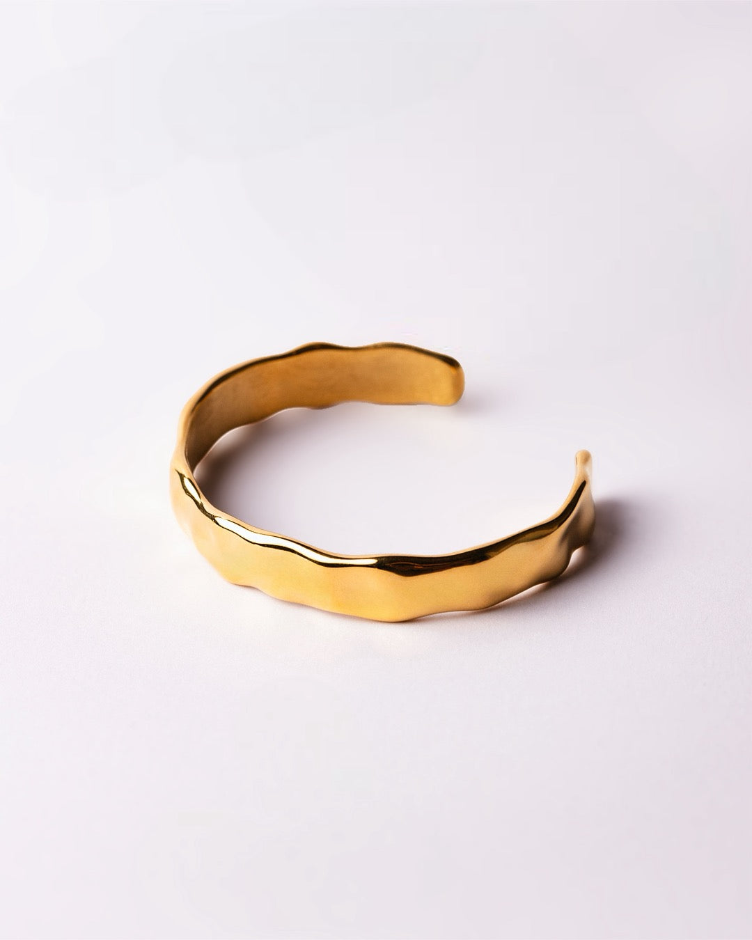 Dettaglio del Bracciale dorato Firenze Medema in acciaio placcato oro 18K, texture irregolare e lucente