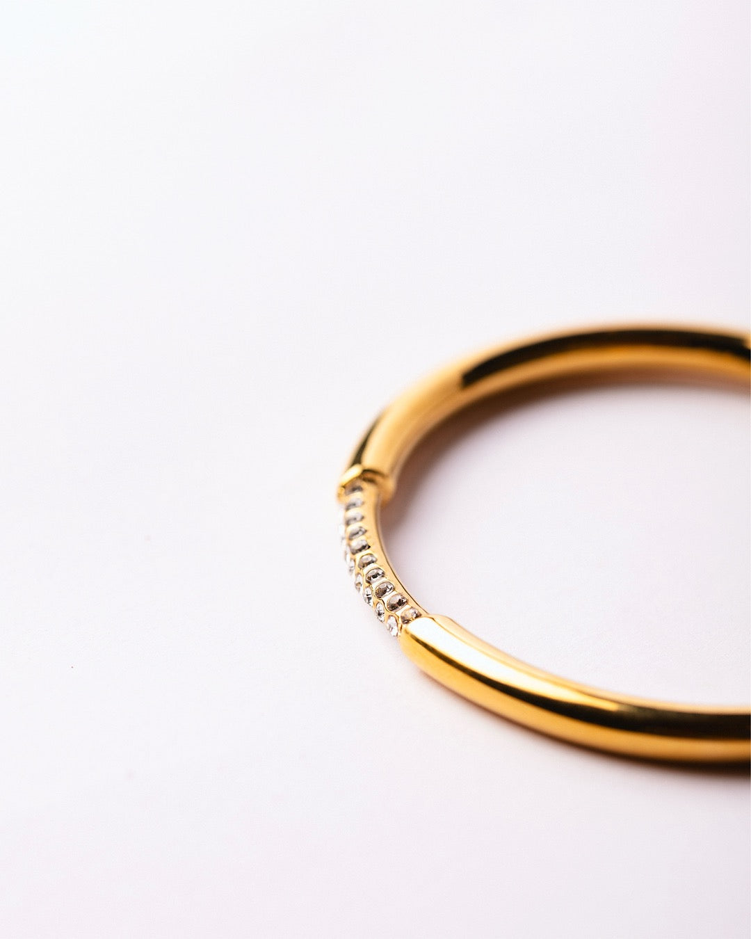 Dettaglio ravvicinato del Bracciale dorato Medema con zirconi luminosi, stile essenziale e moderno