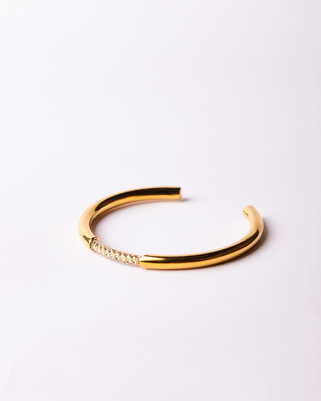 Vista completa del Bracciale Medema su fondo chiaro, simbolo di minimalismo e classe contemporanea