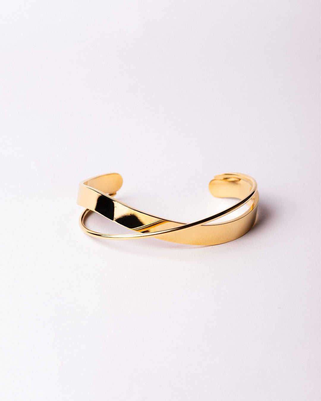 Vista completa del Bracciale Cairo Onda Dorata Medema su fondo chiaro, simbolo di modernità ed equilibrio