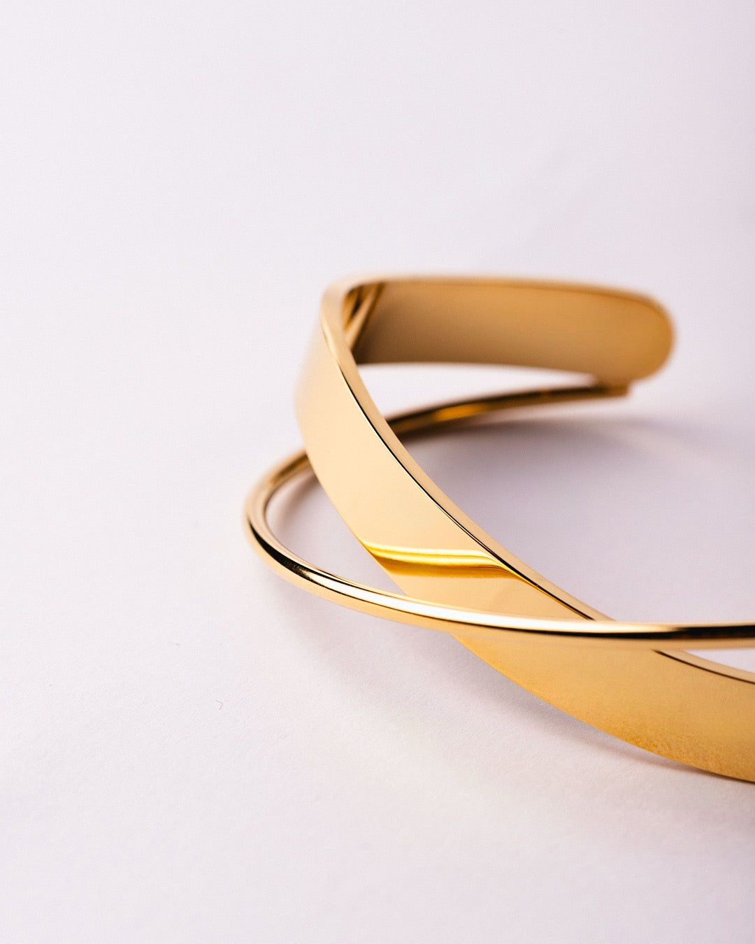 Dettaglio ravvicinato del Bracciale Medema Cairo, curve armoniose e riflessi dorati