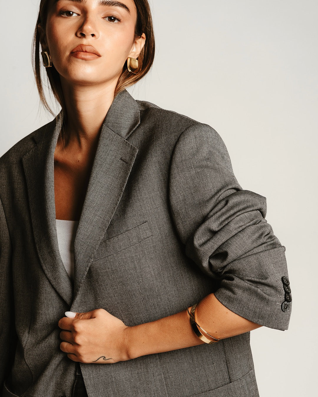 Modella indossa il Bracciale Cairo Onda Dorata Medema, eleganza fluida e design contemporaneo