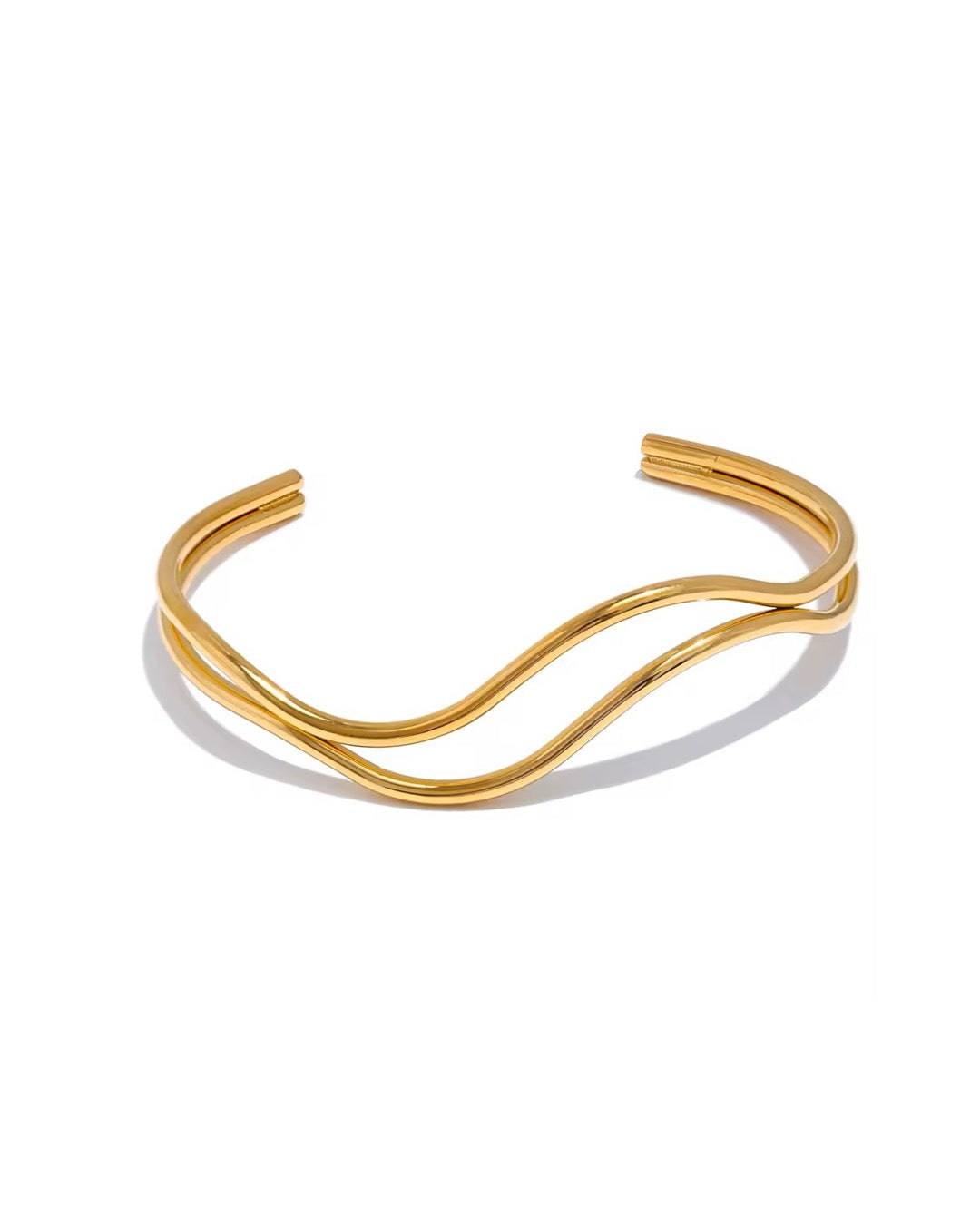 Bracciale Cairo Doppia Onda Medema su sfondo bianco, placcatura in oro 18 carati e linea sinuosa Collage