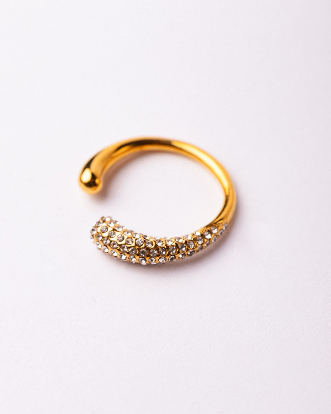 Anello Copenhagen Curva di Luce Medema su fondo chiaro, equilibrio tra semplicità e luce preziosa