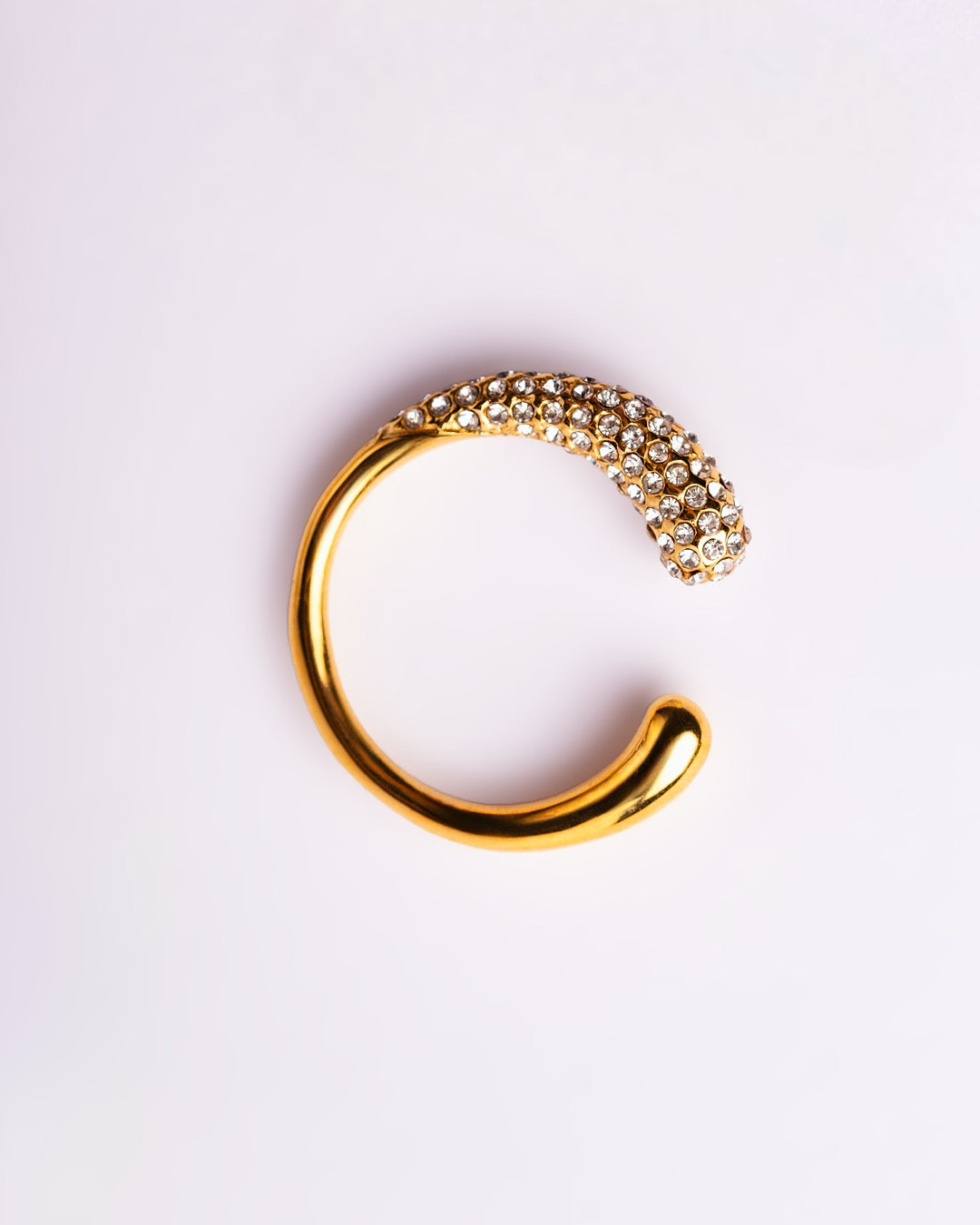 Vista dall’alto dell’Anello dorato Medema, estremità con zirconi bianchi incastonati e forma armoniosa