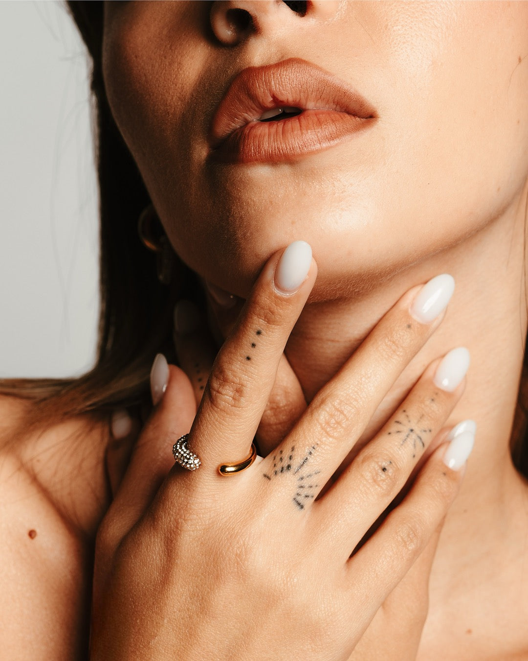 Modella indossa l’Anello Copenhagen Curva di Luce Medema, eleganza minimal con zirconi bianchi luminosi