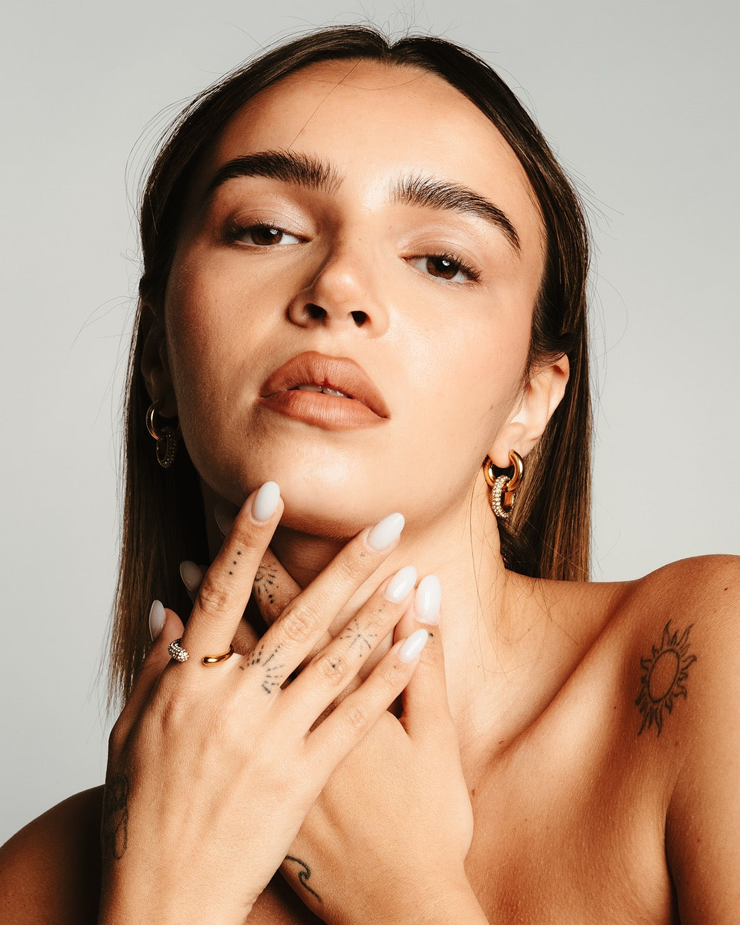 Orecchini Medema Copenhagen indossati con look sofisticato, equilibrio tra forza e brillantezza