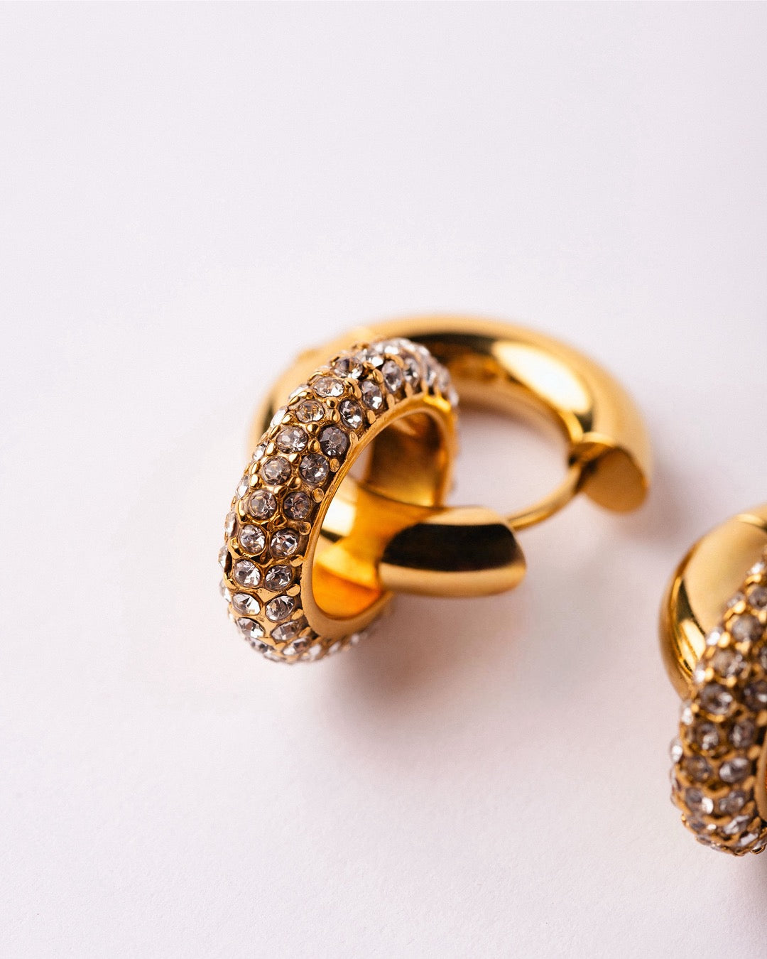 Dettaglio orecchini Medema al lobo, doppio cerchio placcato oro 18K con zirconi scintillanti