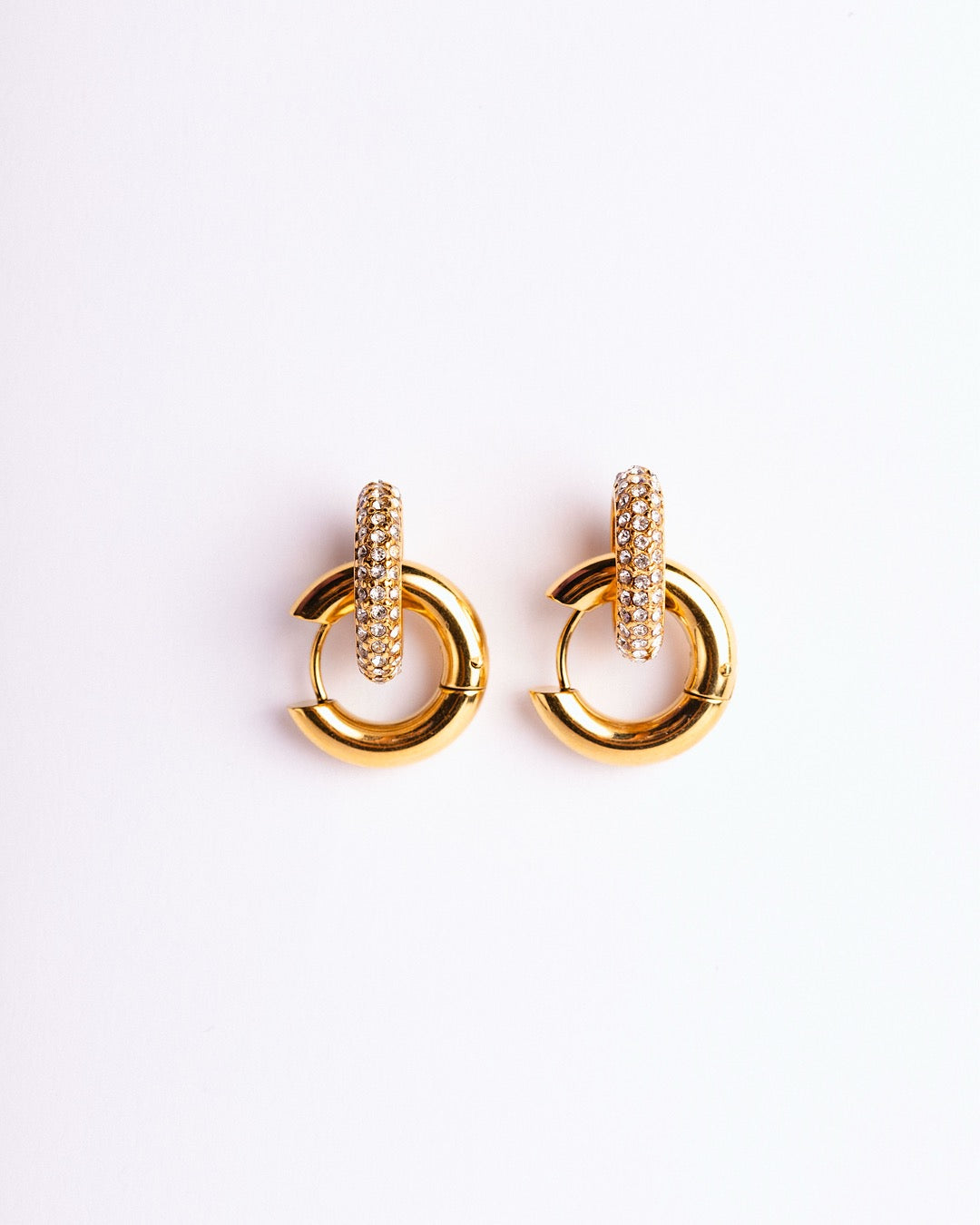 Vista frontale degli Orecchini dorati Medema, cerchi intrecciati in acciaio placcato oro 18 carati