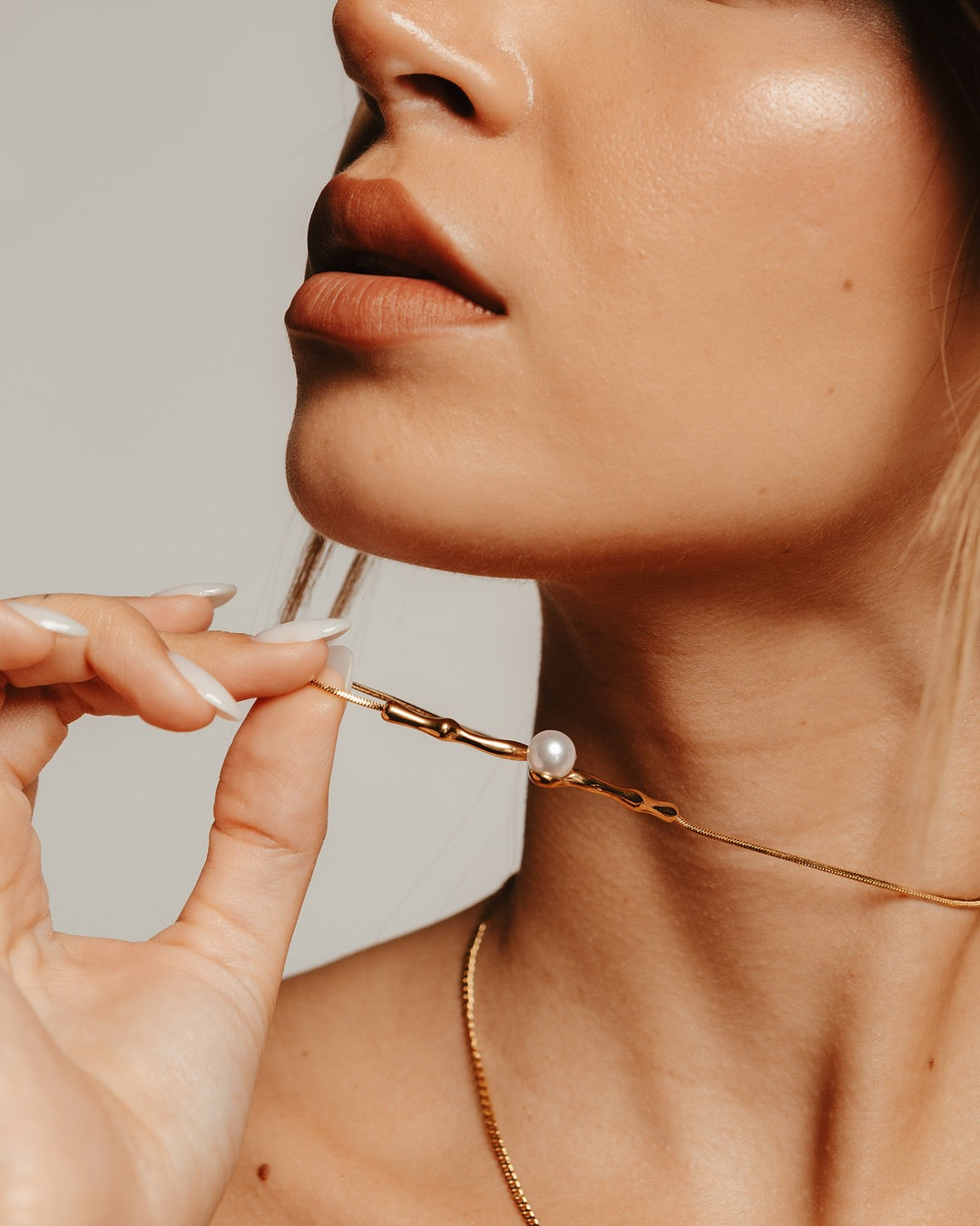 Modella indossa la Collana Atene Ramo di Luce Medema, eleganza naturale e contemporanea