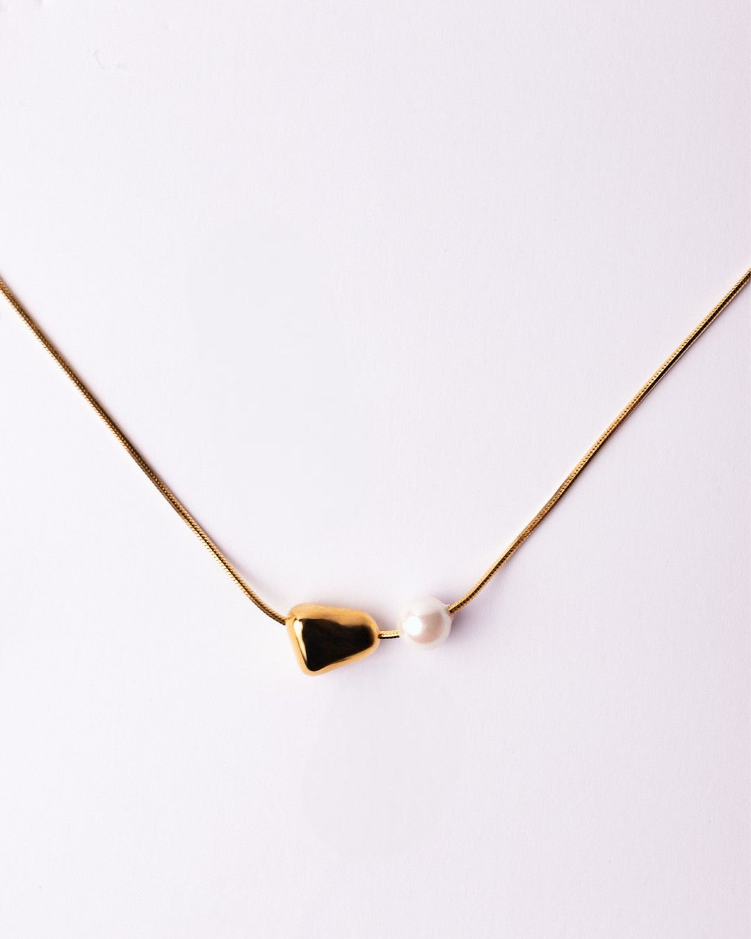 Dettaglio Collana Atene Dualità Medema su sfondo chiaro, finitura lucida e design minimal