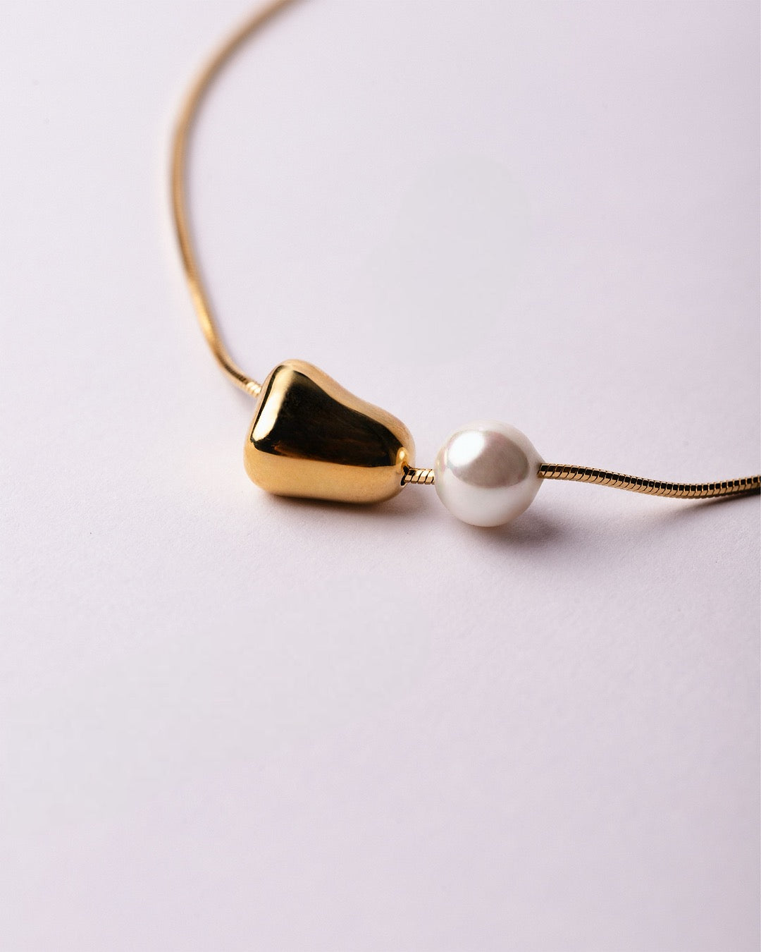 Collana Medema Atene Dualità in acciaio placcato oro 18k, ciondoli perla e forma dorata