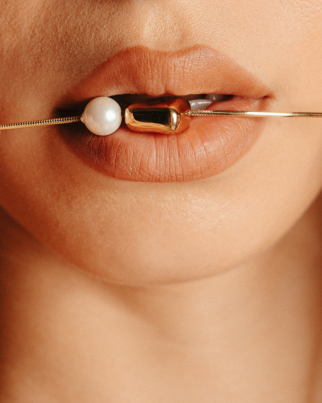 Dettaglio ravvicinato con Collana Medema Atene Dualità, luce calda e stile raffinato