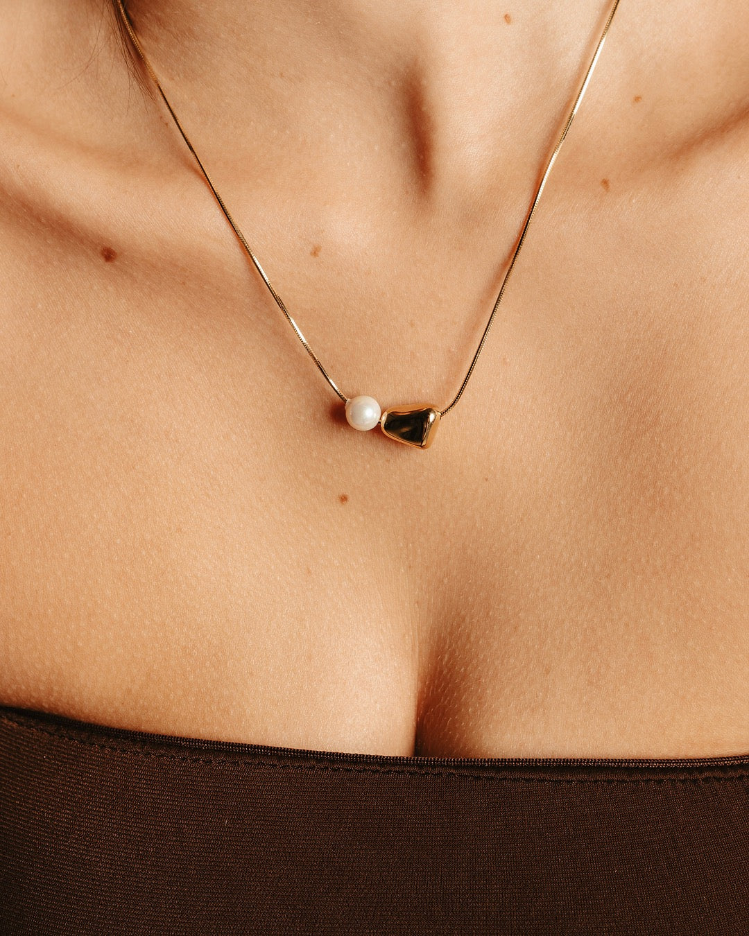 Modella indossa la Collana Atene Dualità Medema, eleganza naturale e armonia dorata