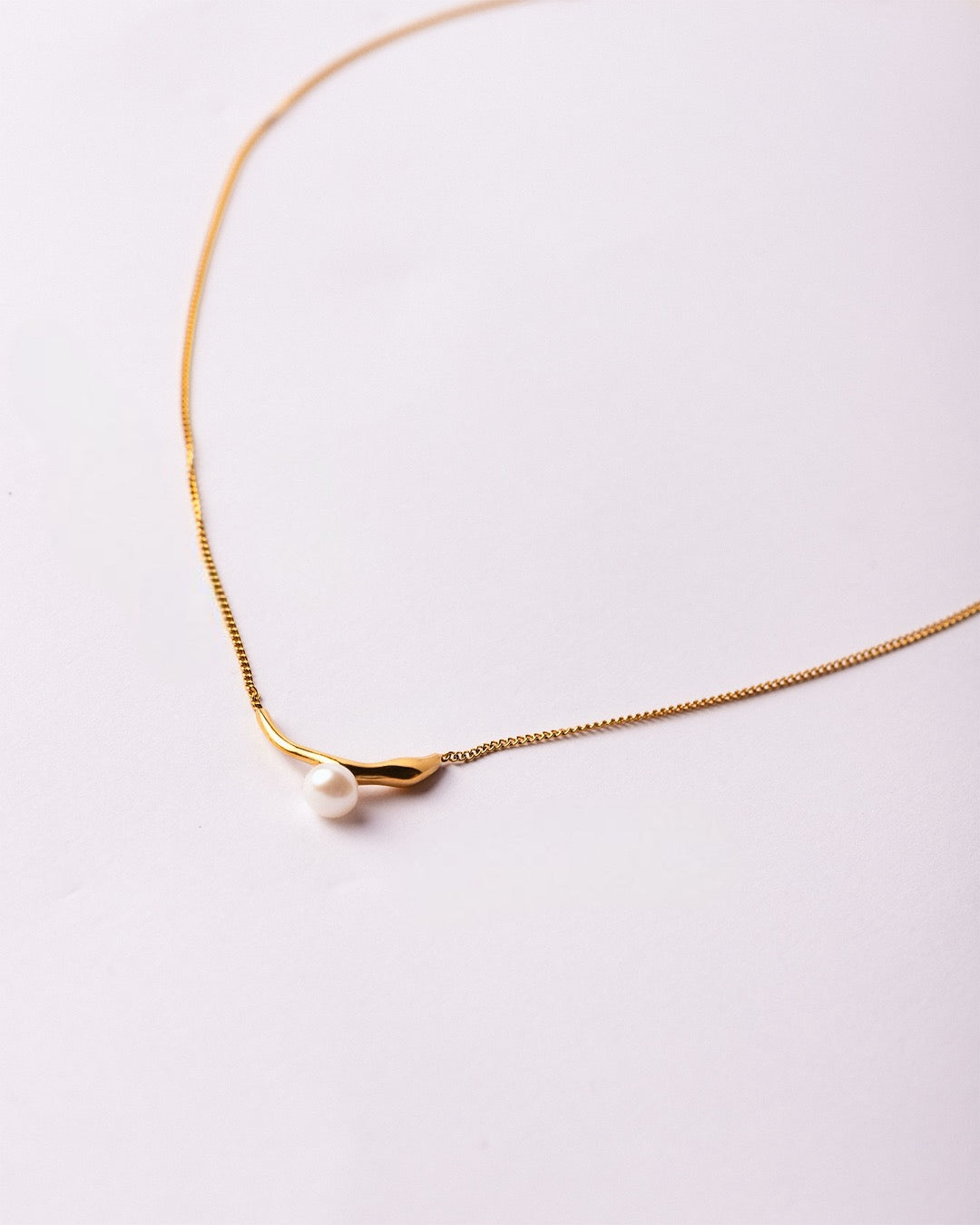 Collana Medema Atene Perla Dorata in acciaio placcato oro 18k, ciondolo scultoreo e perla sferica lucente