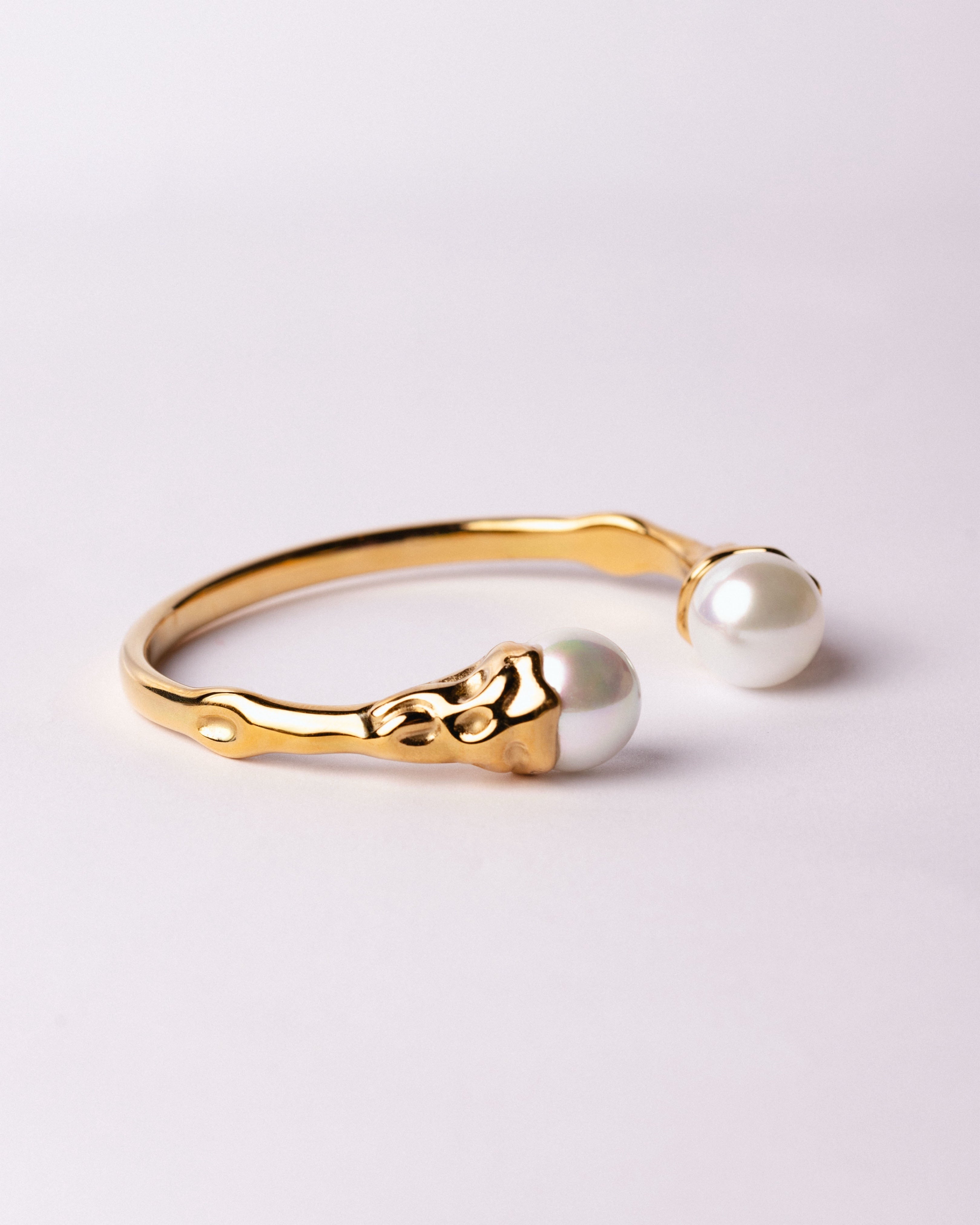 Bracciale Atene Boccioli di Luce Medema su sfondo chiaro, finitura lucida e stile raffinato