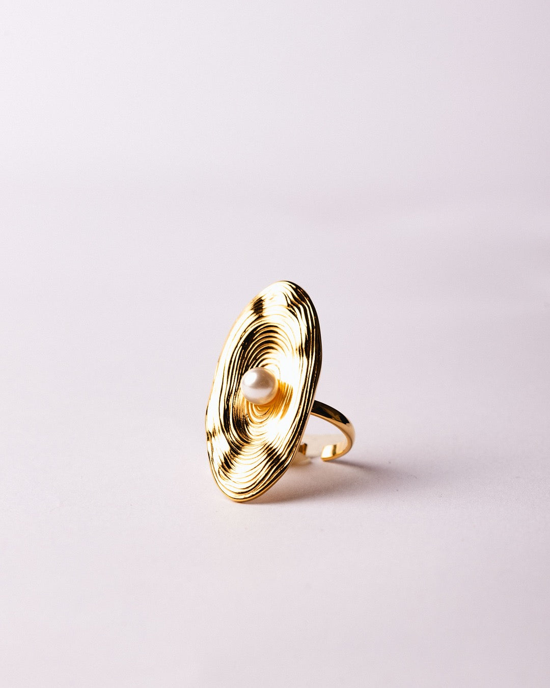 Anello Medema Atene Centro di Luce in acciaio placcato oro 18k, design ovale inciso e perla centrale