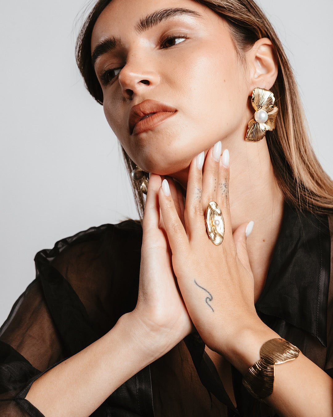 Modella con Anello Medema Atene, stile sofisticato e femminile