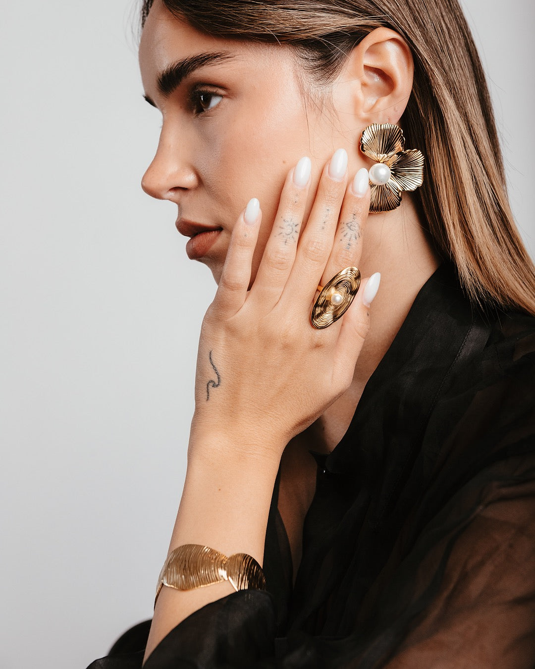 Modella indossa l’Anello Atene Centro di Luce Medema, eleganza raffinata e armonia naturale