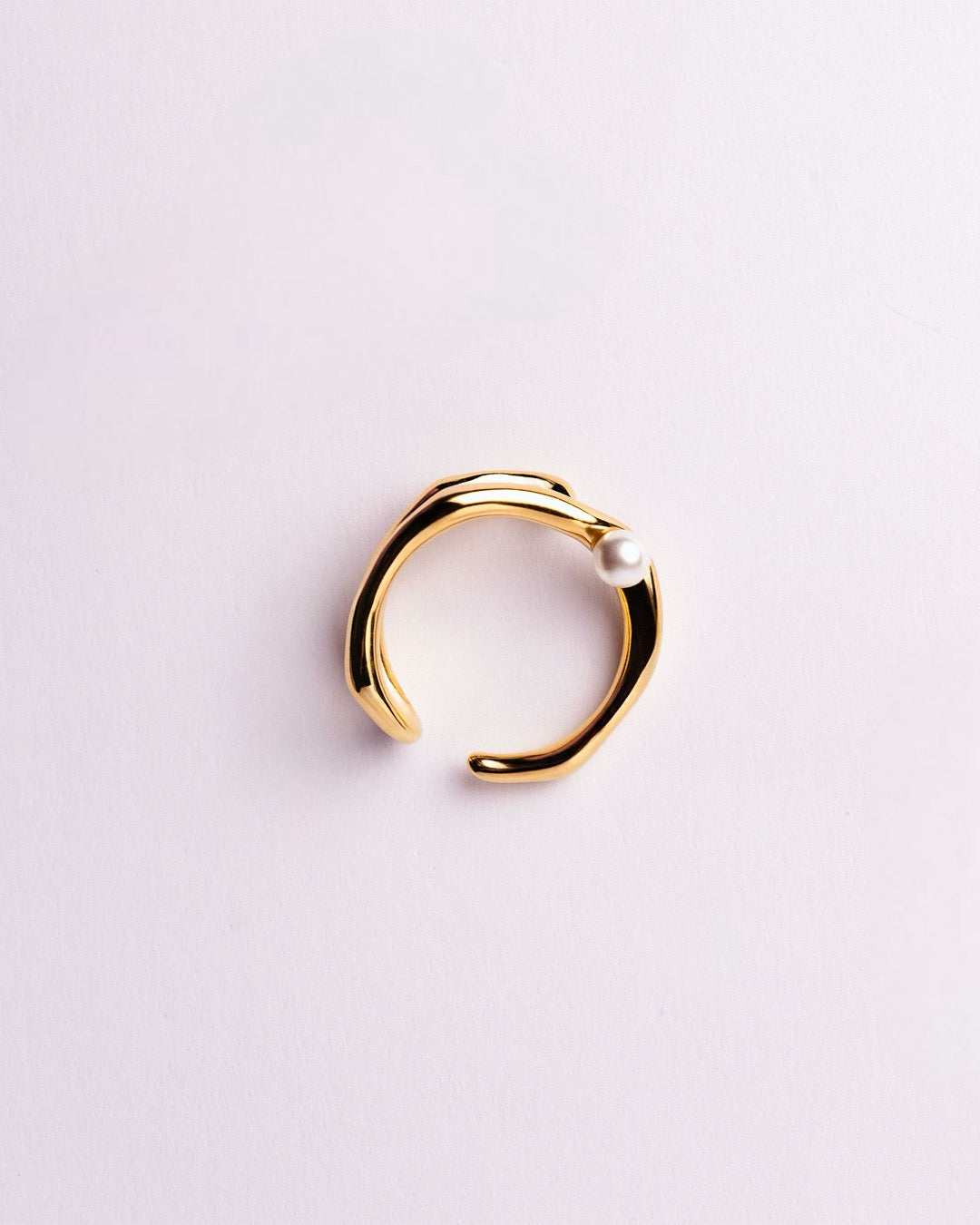 Anello Medema Atene Onde Dorate in acciaio placcato oro 18k, struttura fluida e armoniosa