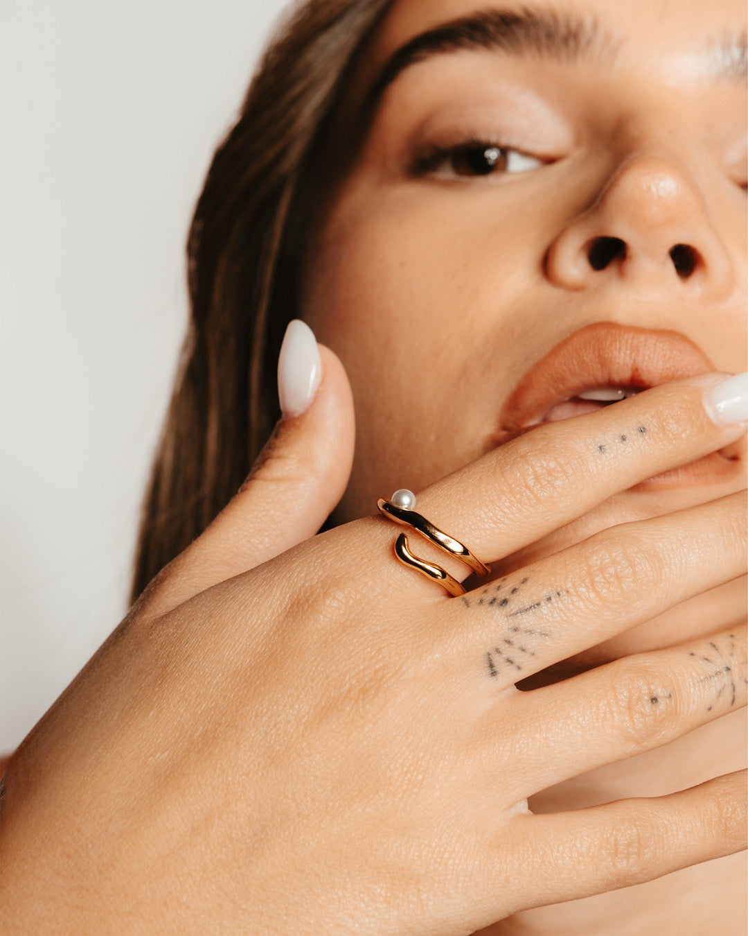 Modella con Anello Medema Atene, design sinuoso e raffinato con perla centrale
