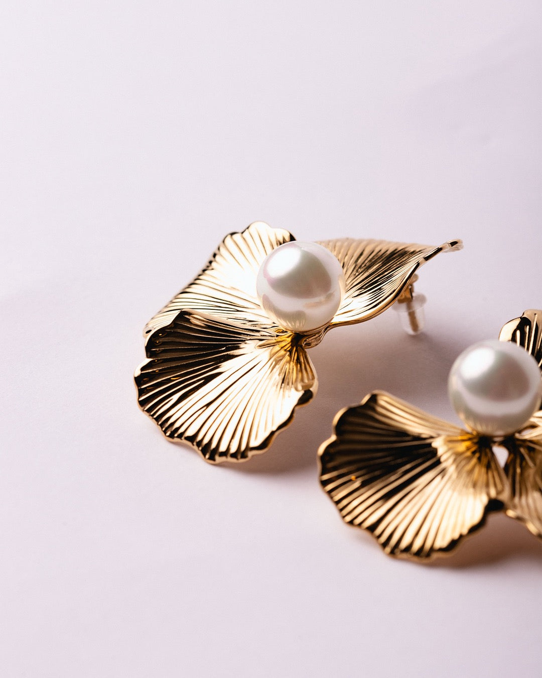 Orecchini Medema Atene Petali di Luce in acciaio placcato oro 18k, forma floreale e lucentezza a specchio