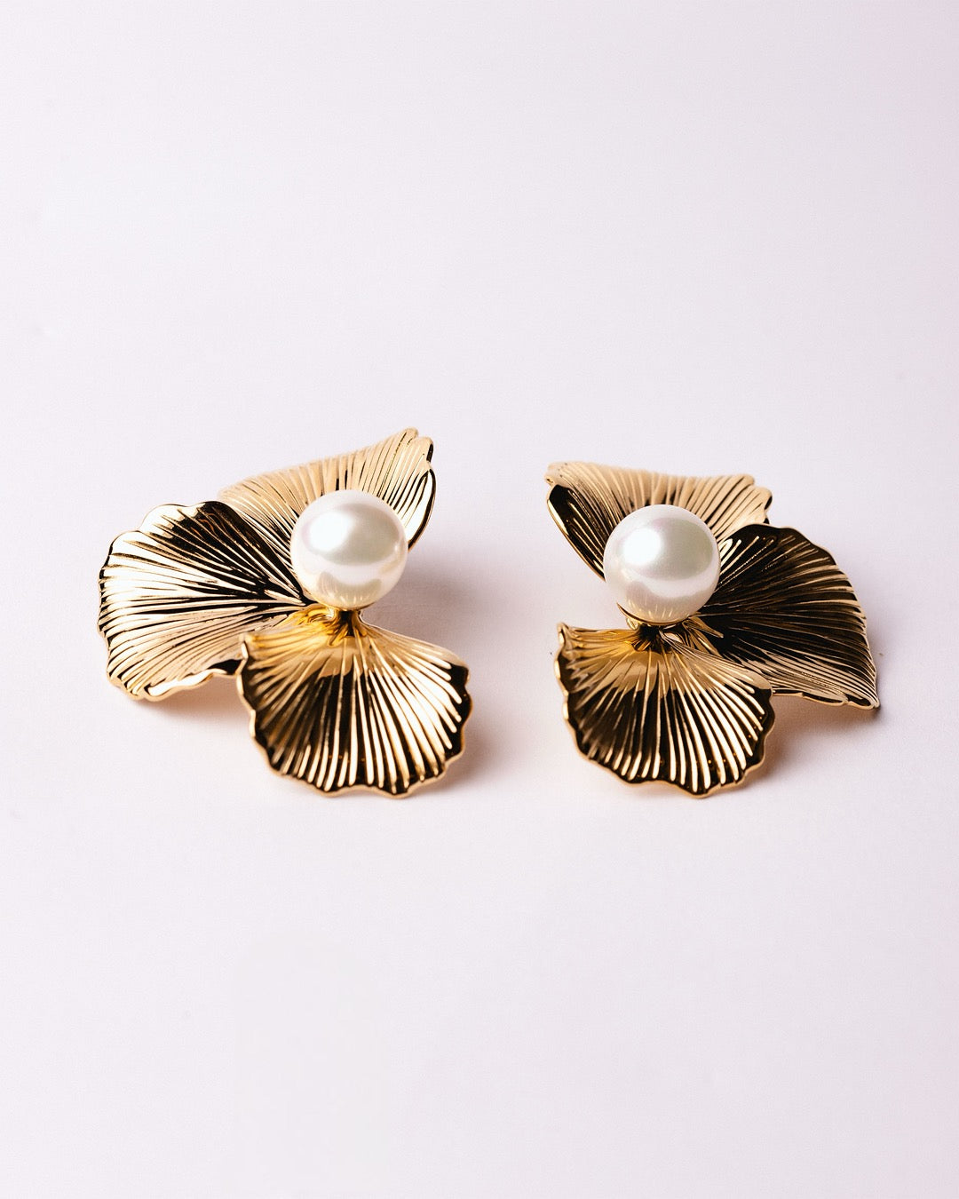 Orecchini dorati Medema gioielli, tre petali con perla centrale e texture raffinata