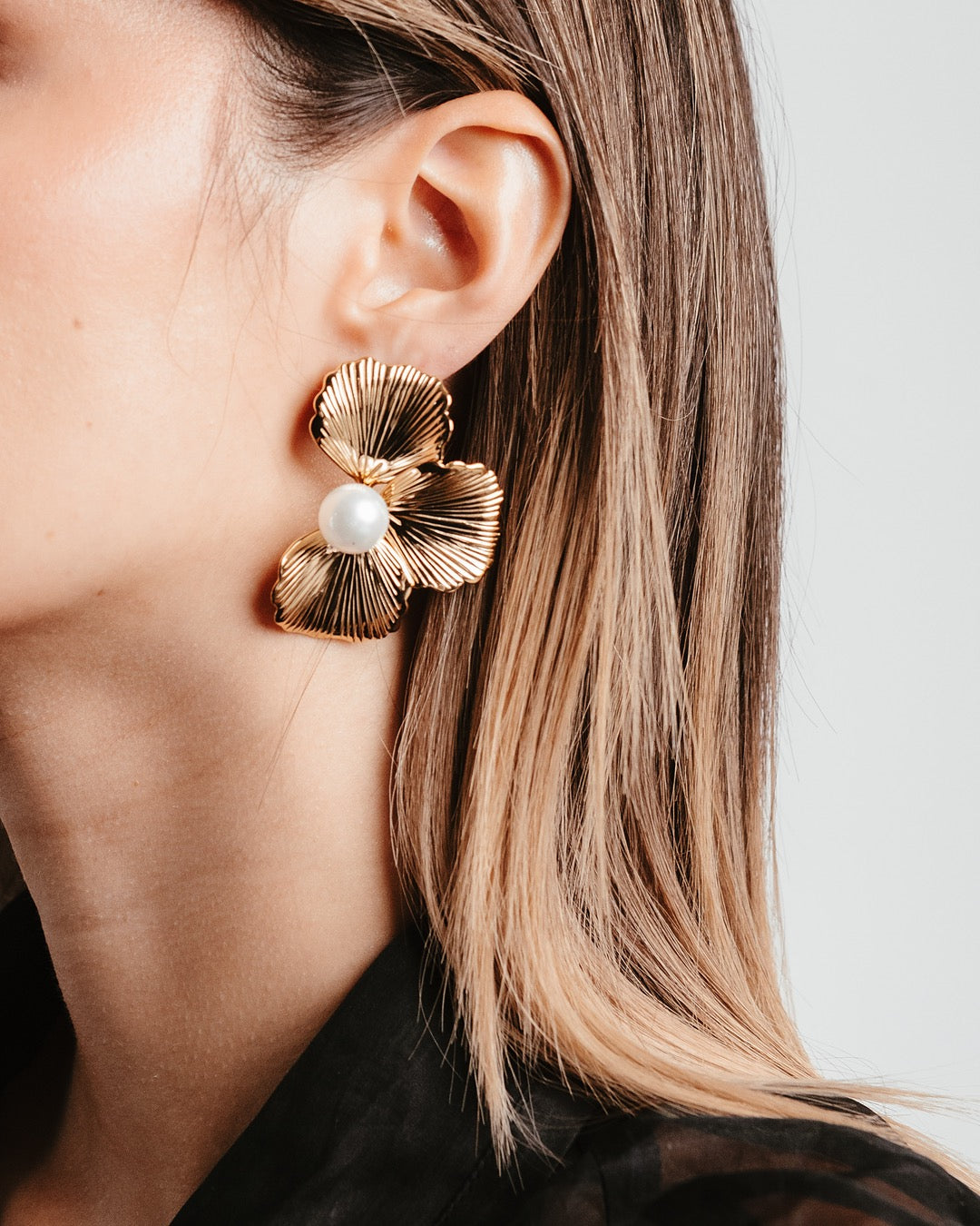 Primo piano laterale con Orecchini Medema Atene Petali di Luce, riflessi caldi e luce sofisticata