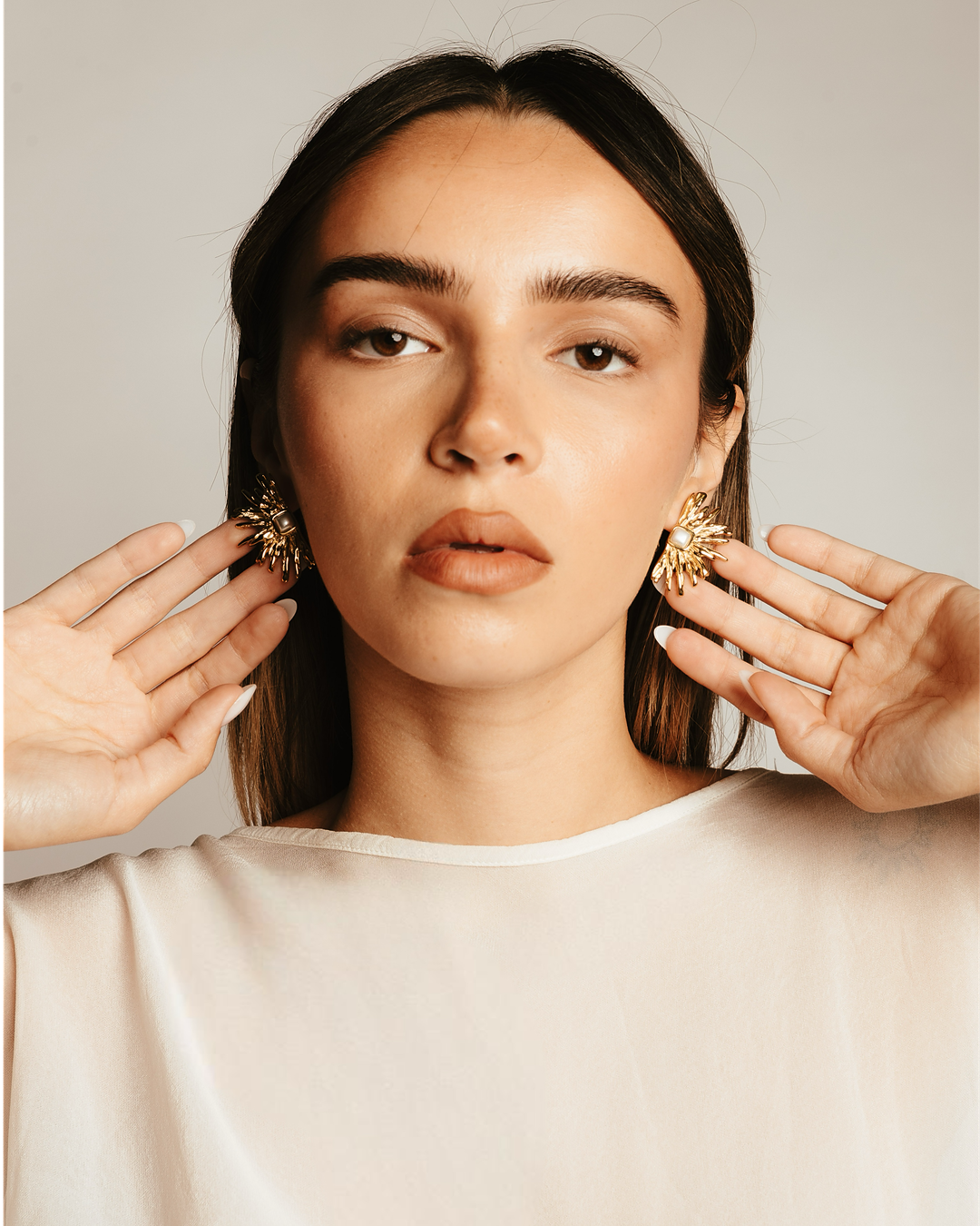 Modella con Orecchini Medema, design organico e scultoreo con perla geometrica