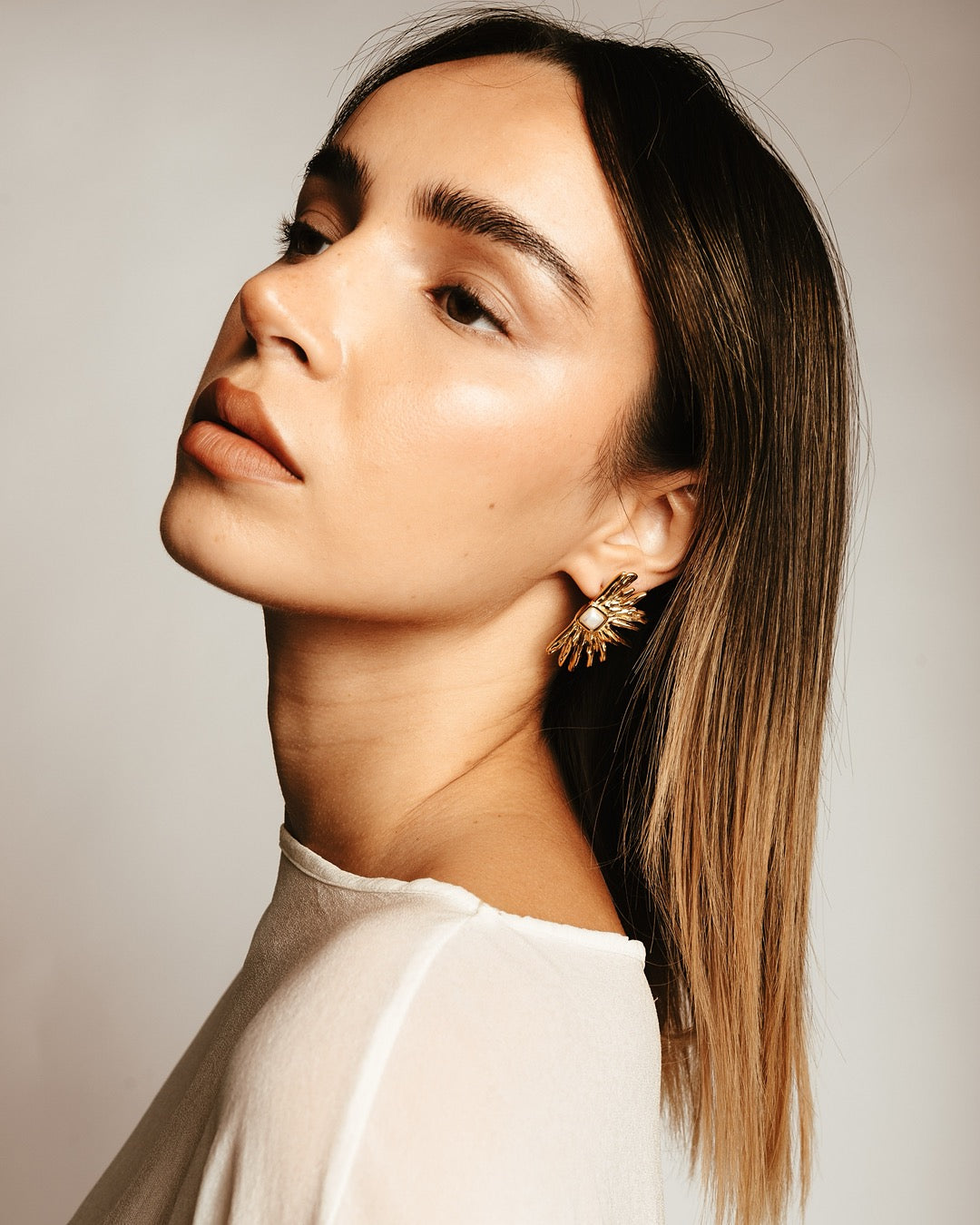 Orecchini Medema Atene Fiamma Dorata in acciaio placcato oro 18k, forma ramificata e perla centrale