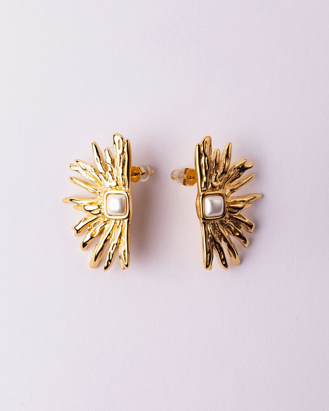 Dettaglio ravvicinato degli Orecchini Medema Atene, superficie lucida e design artistico