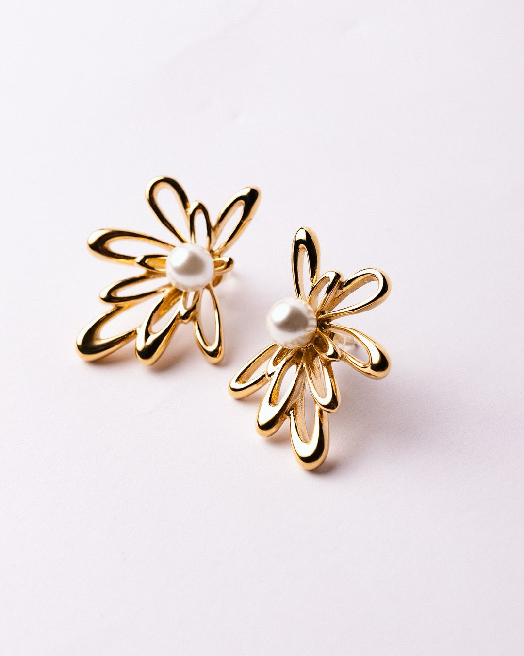 Orecchini Medema Atene Fiore Dorato in acciaio placcato oro 18k, design floreale con perla centrale