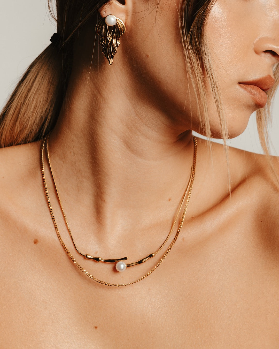 Modella con Orecchini Medema Atene, look luminoso e sofisticato