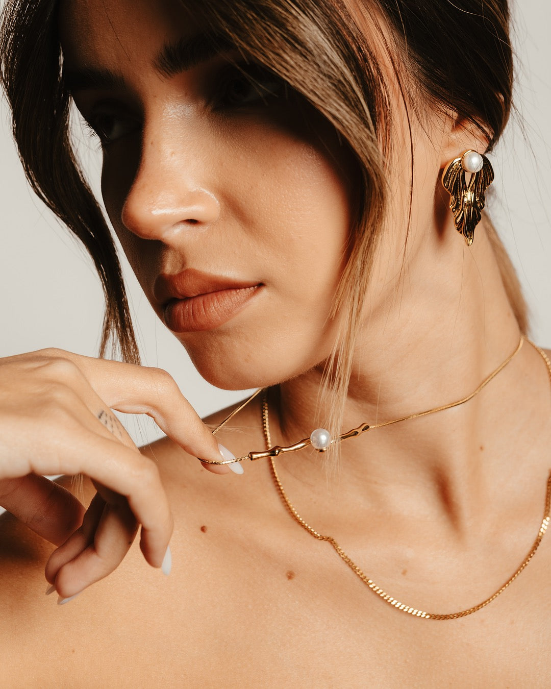 Modella indossa gli Orecchini Atene Onde Dorate Medema, eleganza fluida e raffinata