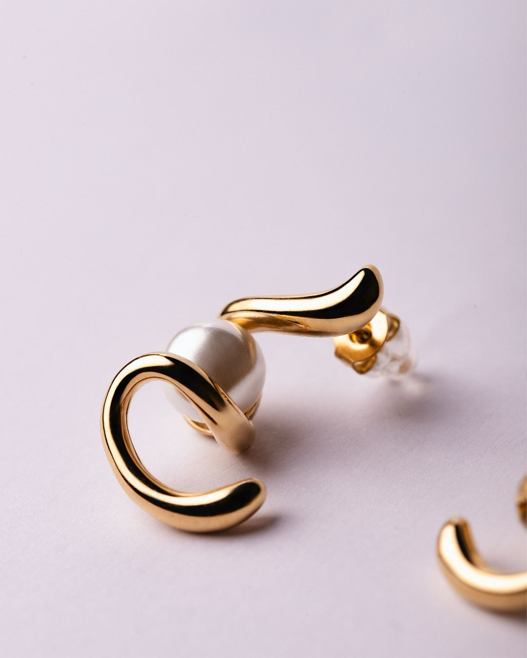 Orecchini Medema Atene Onde di Luce in acciaio placcato oro 18k, design sinuoso e armonioso