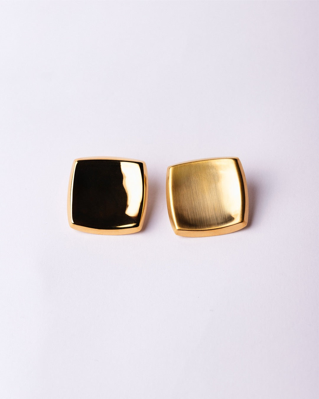 Vista ravvicinata degli Orecchini dorati Medema, acciaio inossidabile placcato in oro 18 carati