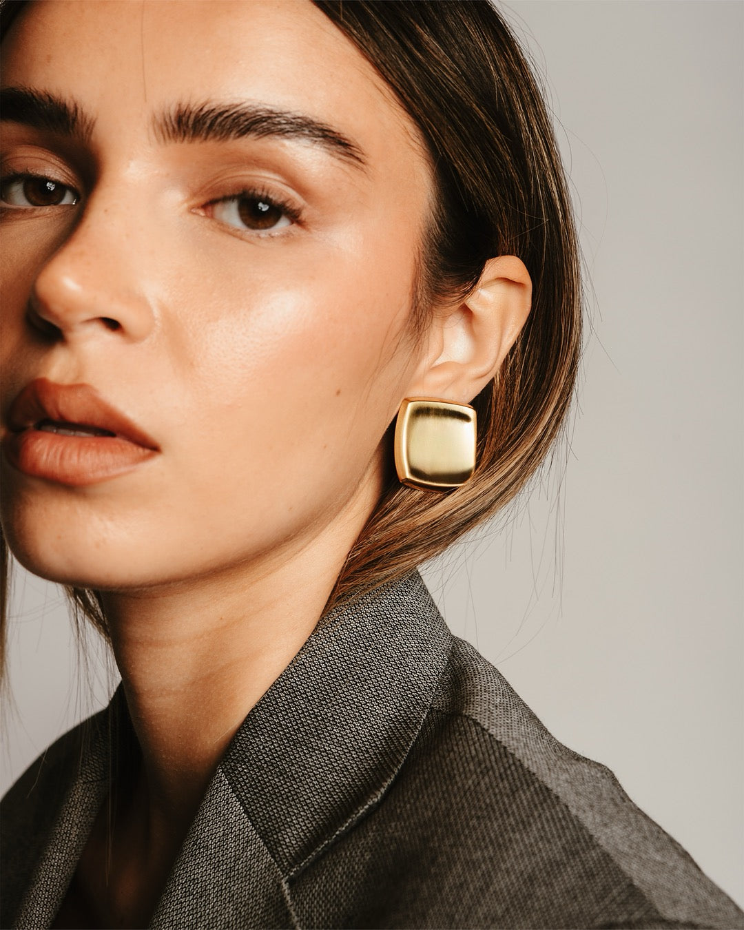 Primo piano della modella con Orecchini quadrati lucidi Medema, equilibrio tra forza e delicatezza