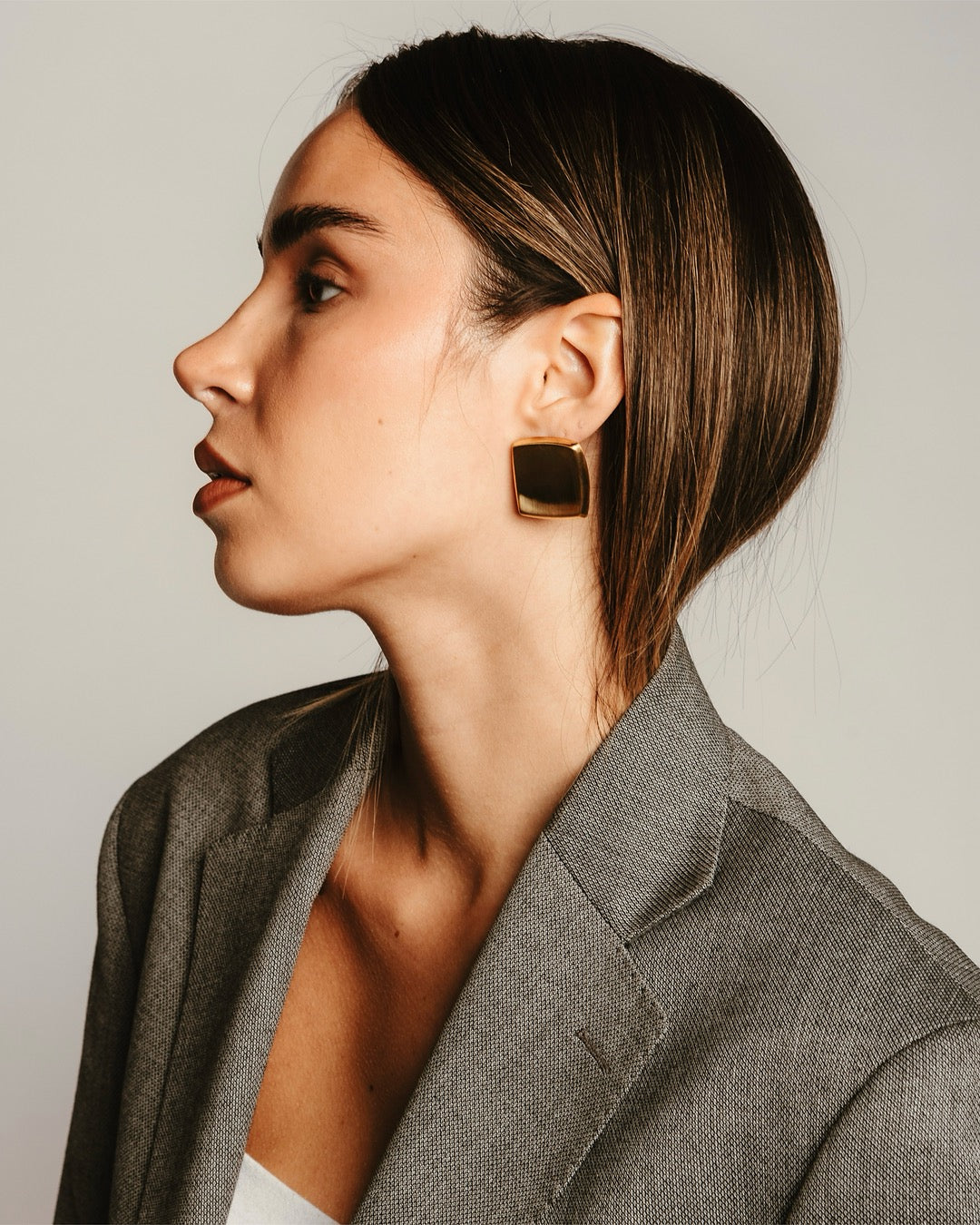 Modella indossa gli Orecchini Copenhagen Square Medema, eleganza geometrica con placcatura in oro 18K