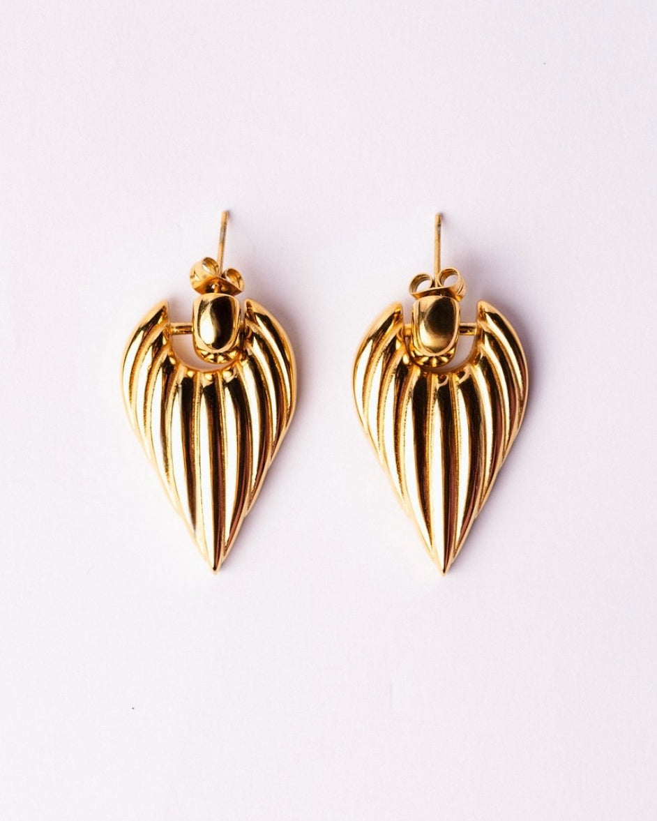 Orecchini Medema Roma Scultorei su fondo chiaro, equilibrio tra carattere e femminilità contemporanea