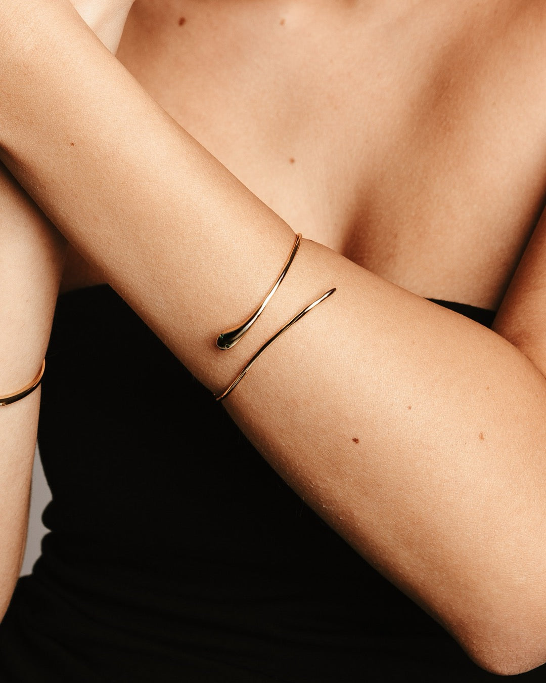 Modella indossa il Bracciale Bangkok Serpente Dorato Medema, eleganza fluida e fascino esotico